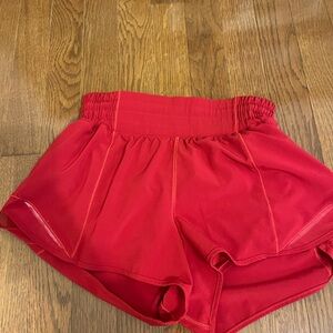 lululemon size 4 hotty hot 2.5 inch shorts